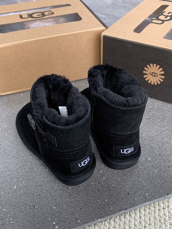 UGG 클래식 나무 단추 아동 스노우 부츠 001-284623