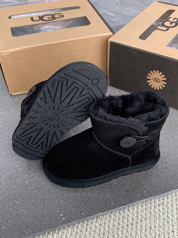 UGG 클래식 나무 단추 아동 스노우 부츠 001-284623