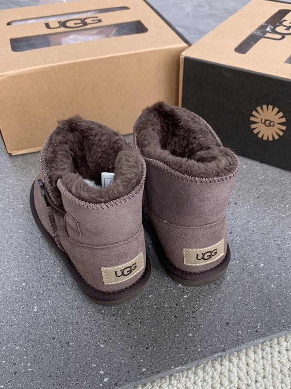 UGG 클래식 나무단추 아동 스노우부츠 001-284625