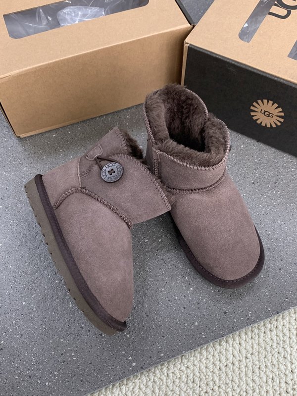 UGG 클래식 나무단추 아동 스노우부츠 001-284625