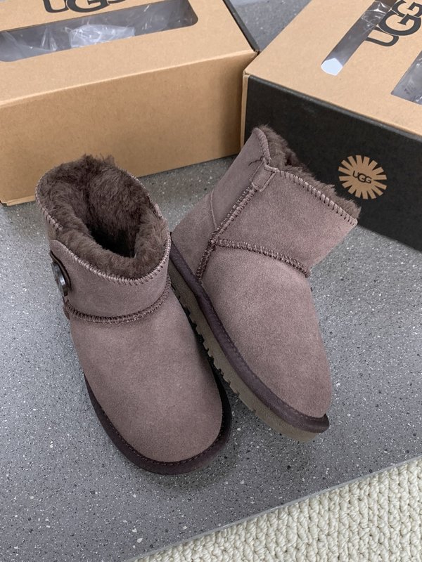 UGG 클래식 나무단추 아동 스노우부츠 001-284625