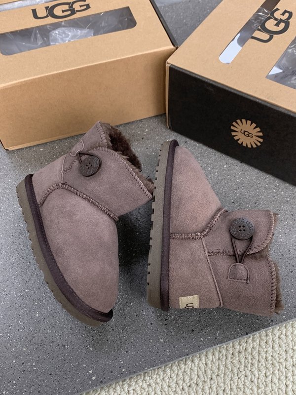 UGG 클래식 나무단추 아동 스노우부츠 001-284625