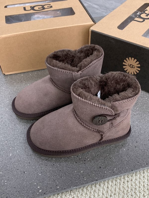 UGG 클래식 나무단추 아동 스노우부츠 001-284625