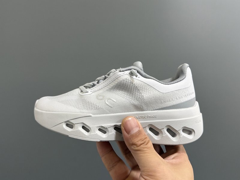 On 키즈 Cloud Surfer 운동화 (신축 밴드) 001-285053