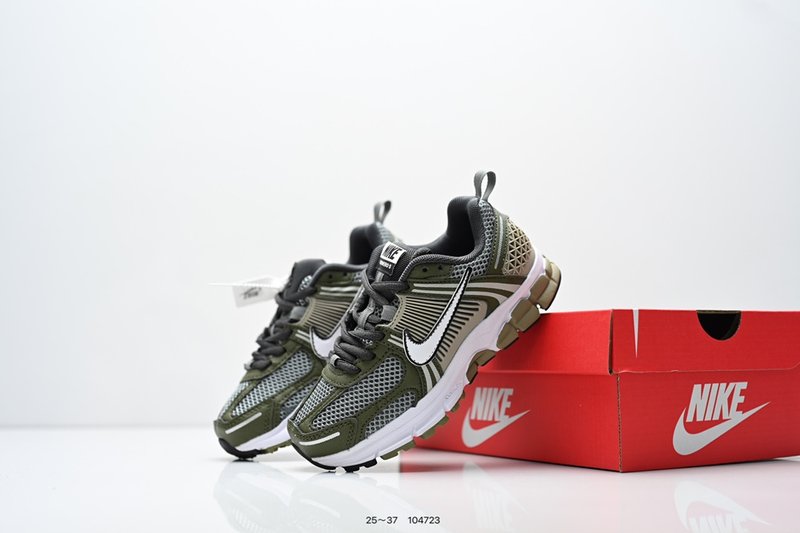나이키 Zoom Vomero 5 키즈 러닝화 001-285156