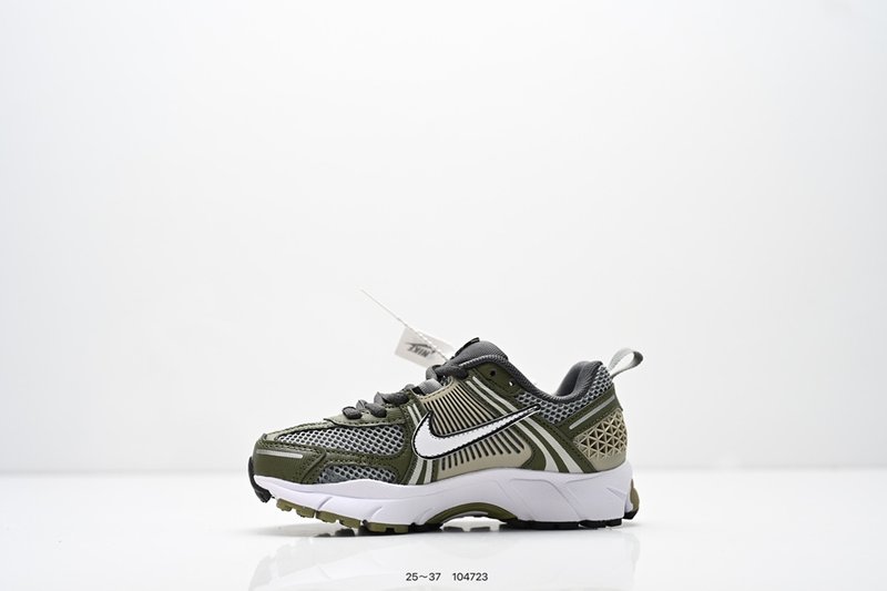 나이키 Zoom Vomero 5 키즈 러닝화 001-285156