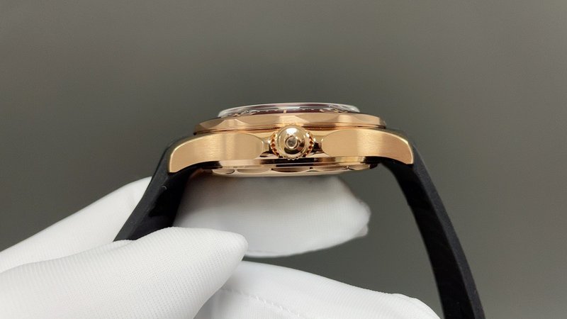 오메가 씨마스터 300 007 에디션 42mm 브론즈골 001-285454