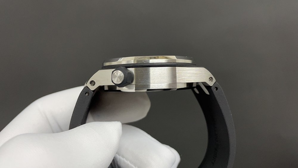 오데마피게 로얄오크 화이트케이스 블랙다이얼 42mm 001-285573
