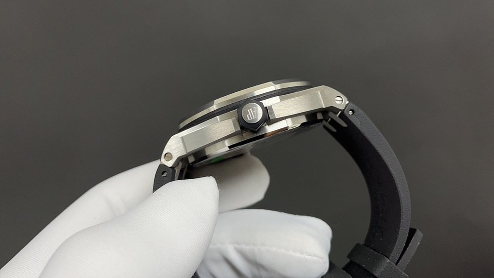 오데마피게 로얄오크 화이트케이스 블랙다이얼 42mm 001-285573
