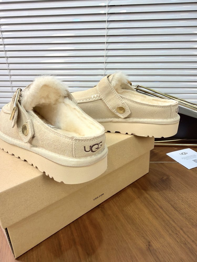 UGG 에블리나 크로그 버클 털 슬리퍼 001-286536