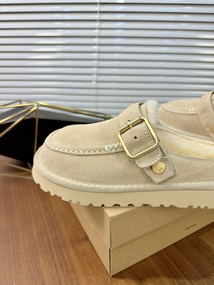 UGG 에블리나 크로그 버클 털 슬리퍼 001-286536