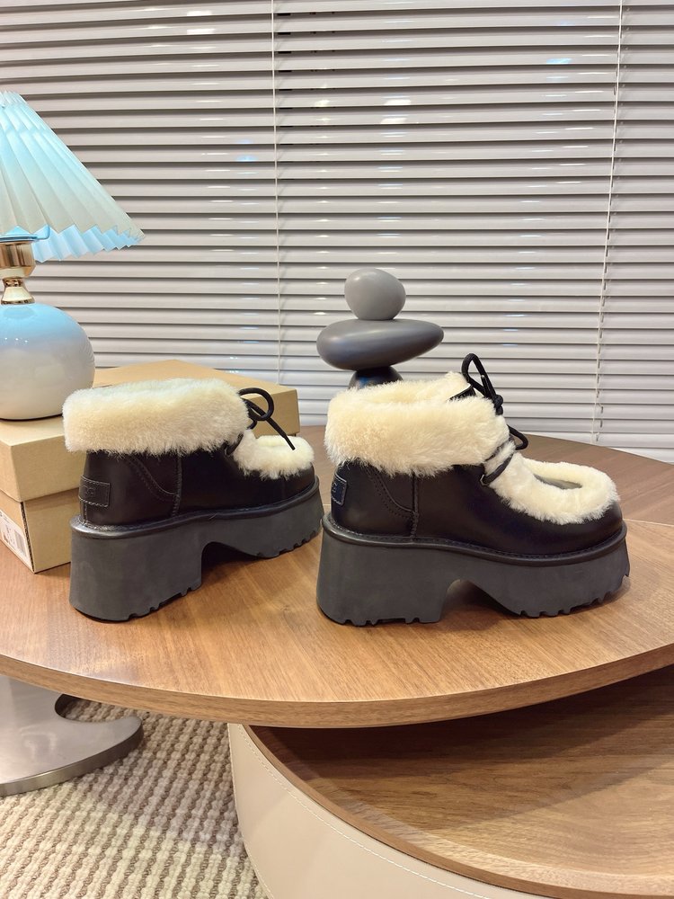 UGG 에스미 레이스업 앵클부츠 001-286546
