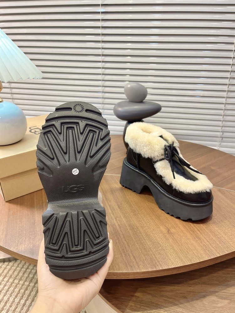 UGG 에스미 레이스업 앵클부츠 001-286546